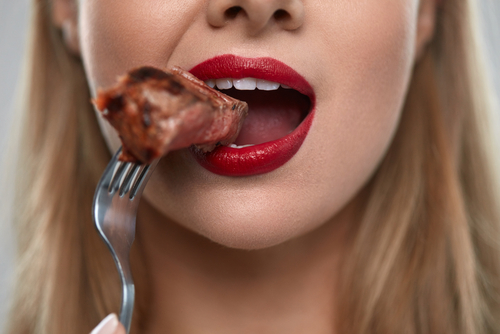 肉を食べる女性
