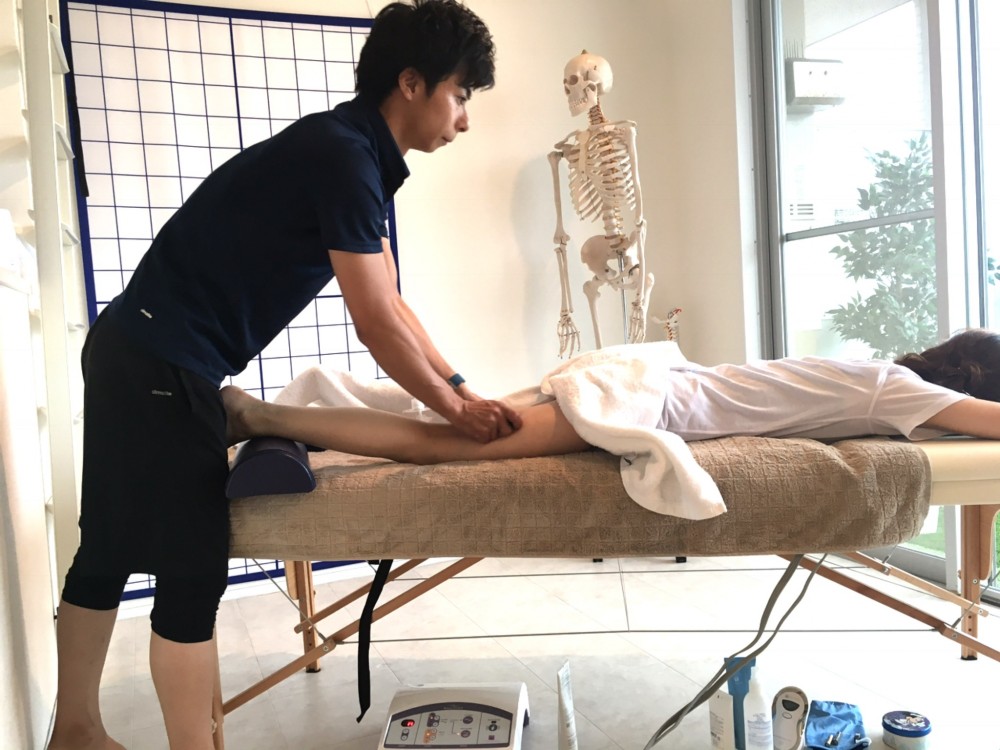 リンパマッサージをしている