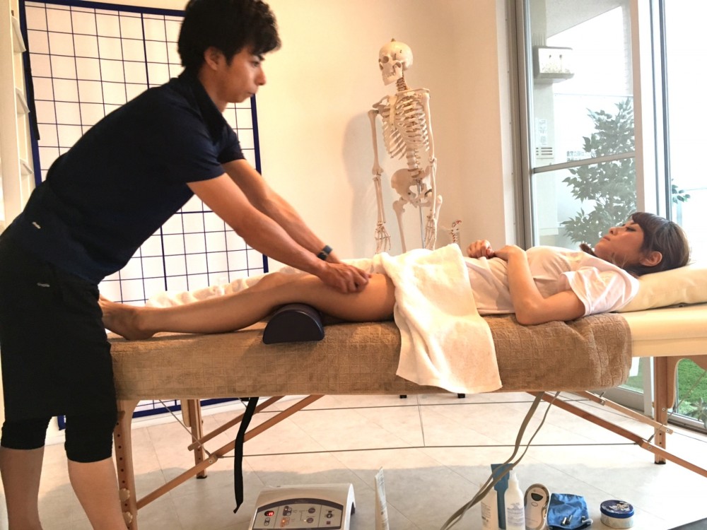 リンパマッサージをしている